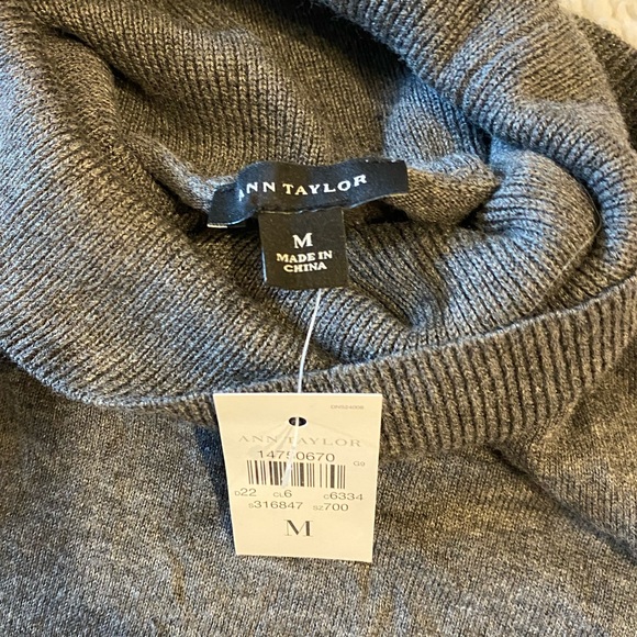 NWT Ann Taylor Gray Turtleneck Short Sleeve Sweater Womens size Medium - Picture 3 of 4